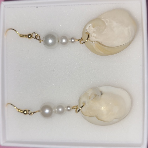 Shell earrings - Picture 3 of 4